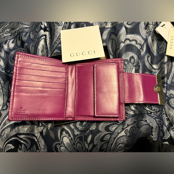 Authentic Gucci wallet. Gently used. Comes with original box. No dust bag. - Picture 2 of 6
